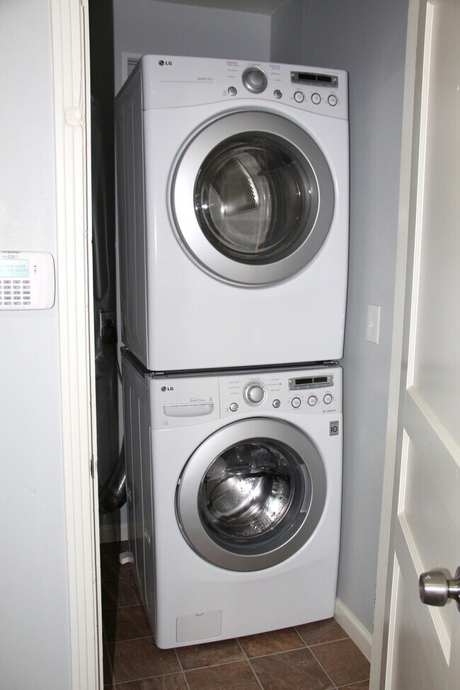 Building Photo - Donelson - Updated 2 bedroom 1 bath - tons of parking & storage!