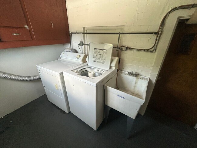 Building Photo - Fantastic 2 BR Apartment in South Oakland on Bates Street! CALL NOW!