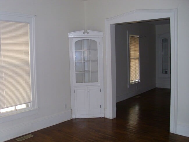 Building Photo - 2 bedroom house with garage