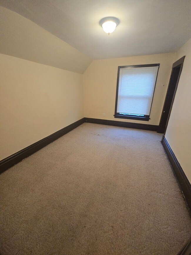 Building Photo - 1118 Revell Ave