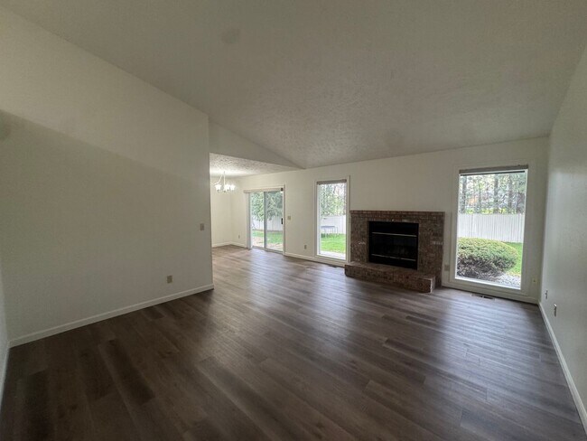 Building Photo - Charming 2 Bed, 2 Bath Duplex near Riverside State Park!