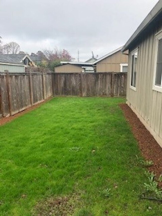 Building Photo - Three Bedroom Home in Albany