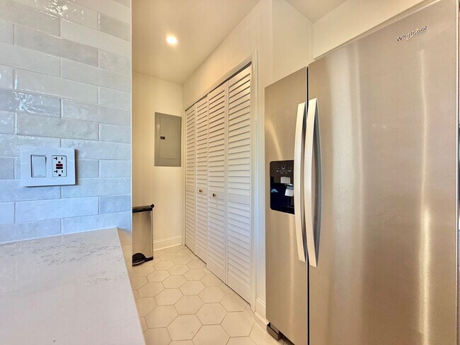 Building Photo - 907 Oak Tree Dr