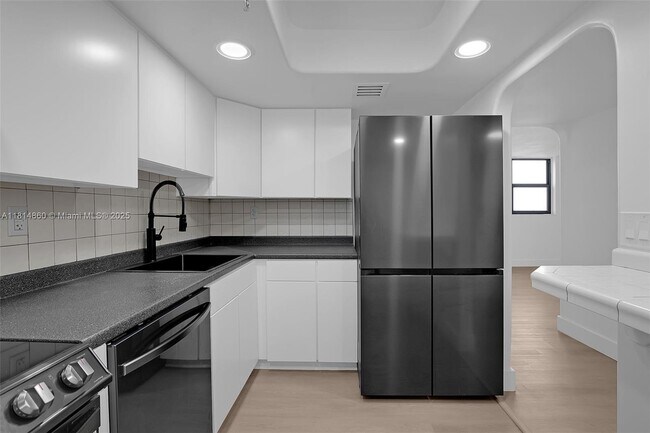 Building Photo - 6830 Indian Creek Dr