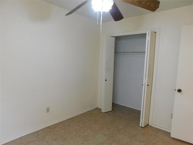 Building Photo - 2027 Redwing Way
