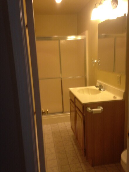 Building Photo - 1142 W Rochier St