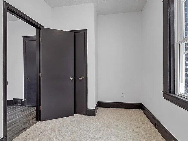 Building Photo - 1064 E 78th St