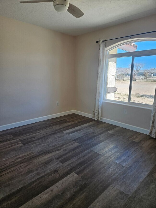 Building Photo - STUNNING CUSTOM APPLE VALLEY HOME