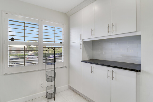 Building Photo - 155 Yacht Club Dr