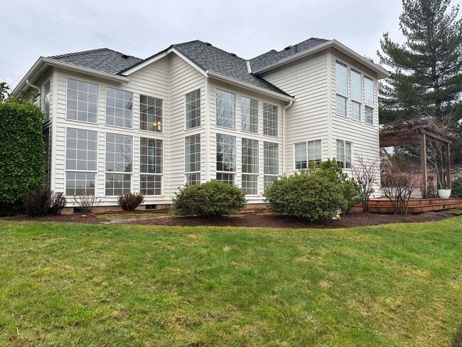 Building Photo - Large Three Bedroom Home in the Hills of West Salem