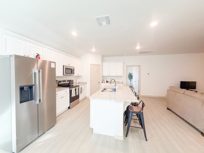 Building Photo - The Perfect Blend of Function and Luxury