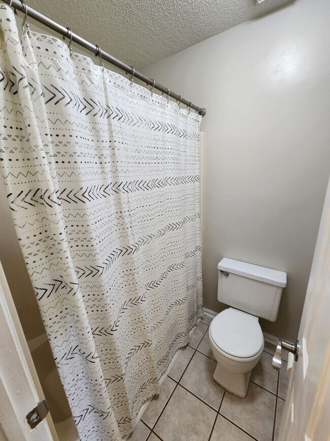 Building Photo - End Unit Townhouse in Chimny Hill