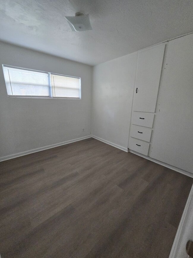 Building Photo - 1905 E Linda St