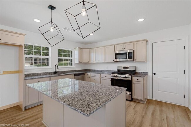 Building Photo - 2020 Country Club Ave