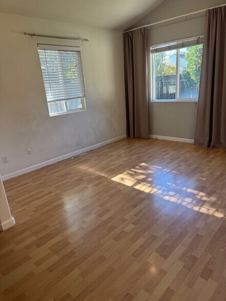 Building Photo - 839 S Knickerbocker Dr