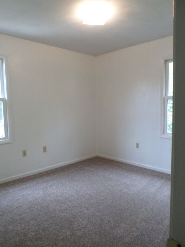 Building Photo - 3 Bedroom 2.5 Bath Duplex