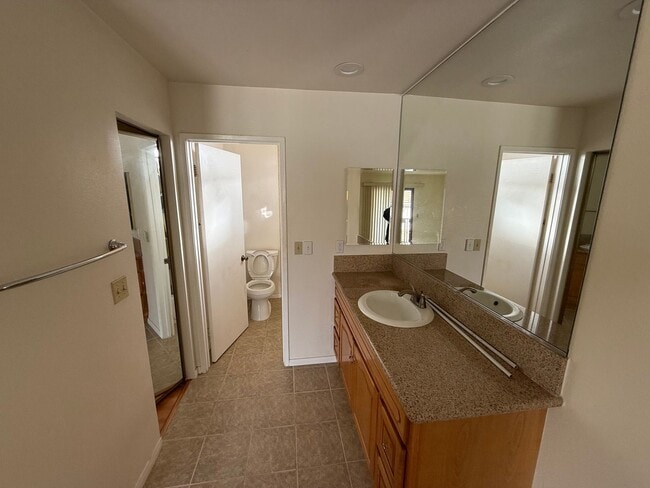 Building Photo - Prime Location End-Unit 3BR 2.5BA Townhome for Rent