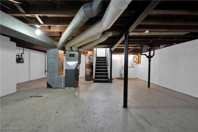 Building Photo - 15705 Maplewood Ave