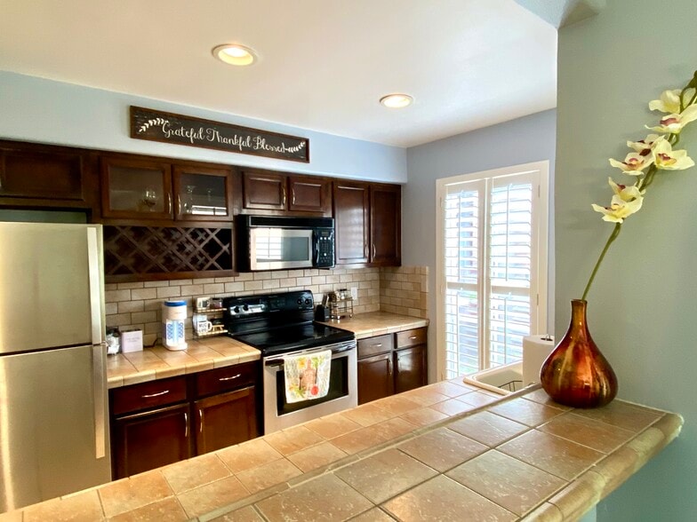 Fully stocked kitchen - 4601 Carmen Ave