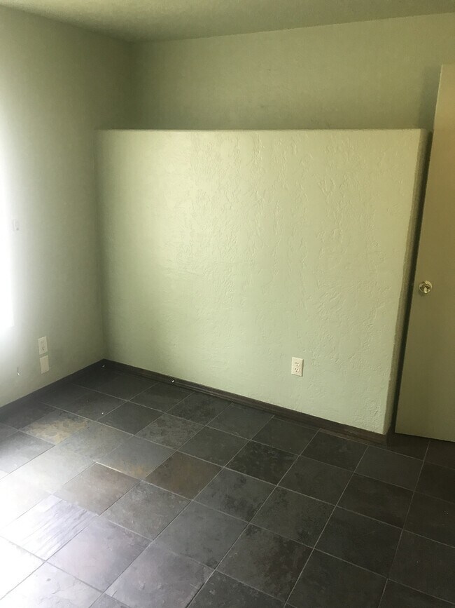 Building Photo - Adorable Condo in NE Bend!