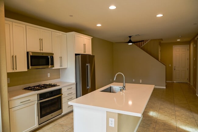 Building Photo - Beautiful 3 bed Townhome in Summerlin