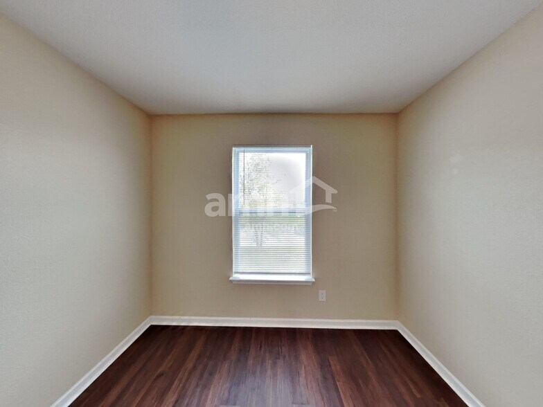 Building Photo - 1622 Carriage Cir