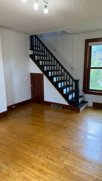 Building Photo - 418 N 1st St