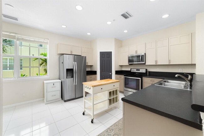 Building Photo - 463 School House Rd