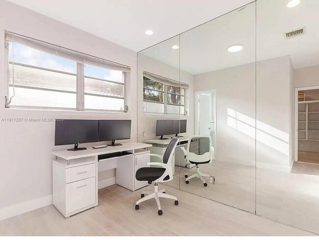 Building Photo - 565 N Shore Dr