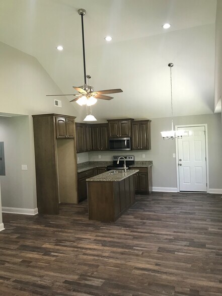 Building Photo - 708 Delta St