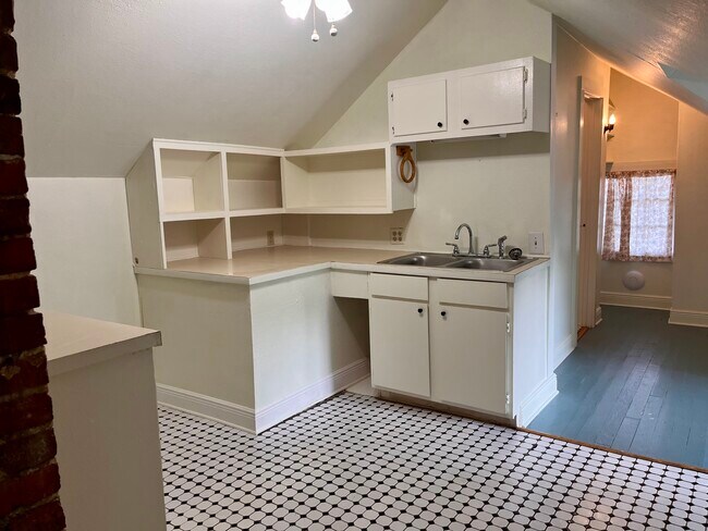 Building Photo - 423 N Van Buren St