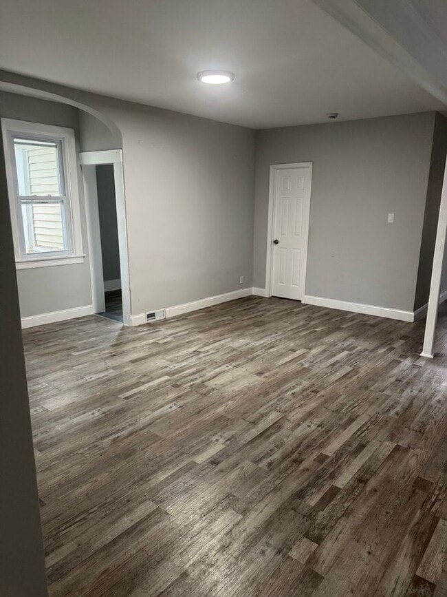 Building Photo - Newly Renovated 5 Bedroom 2.5 Bath House