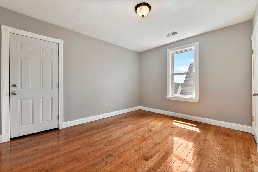 Building Photo - 70 Topliff St