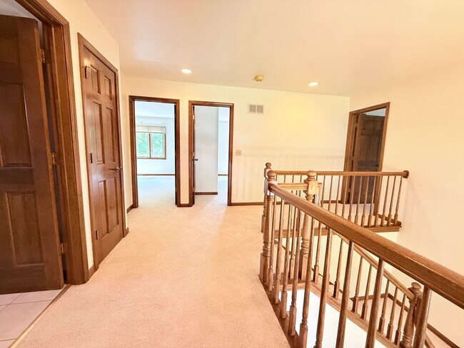 Building Photo - 2318 River Woods Dr