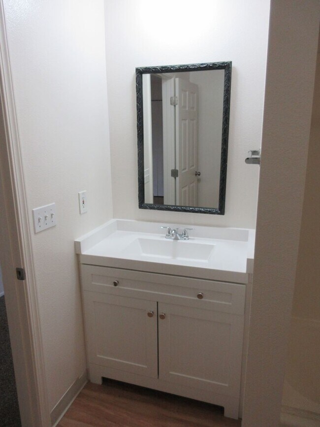 Building Photo - Nice Clean 2 bedroom in S. Salem
