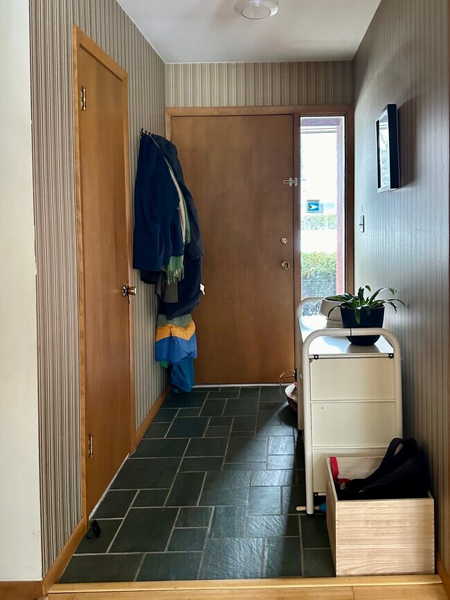 Building Photo - 1708 Pleasant St