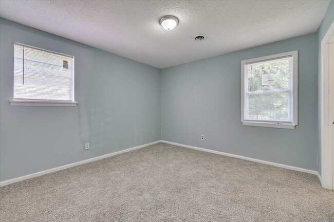 Building Photo - 2408 Southdale Dr