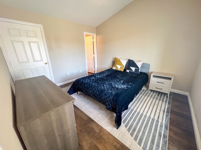 Building Photo - Fully Furnished Stunner Close to UNR!!
