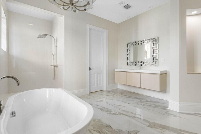 Building Photo - 549 NE 19th Ave