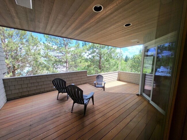 Building Photo - FULLY FURNISHED - 3 Bed 3 Full bath-office...