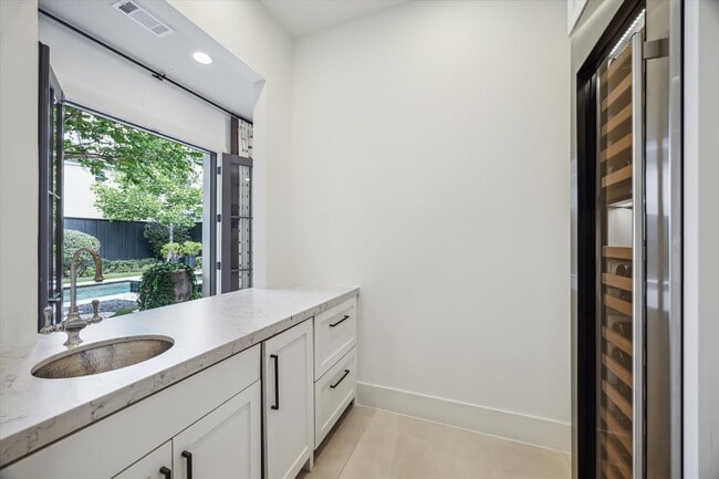 Building Photo - 3214 Westheimer Rd