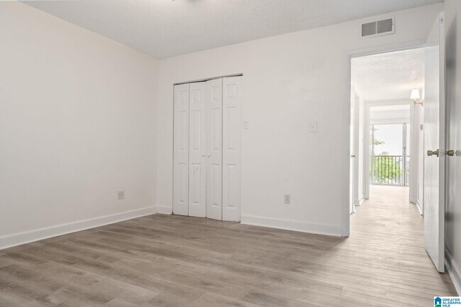 Building Photo - 2409 Arlington Crescent