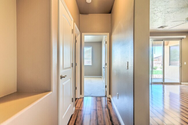 Building Photo - Beautiful Coral Canyon Home with Modern Up...