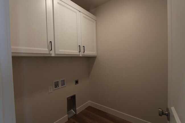 Building Photo - Brand New - Never Lived In!  (Location, Location Location)