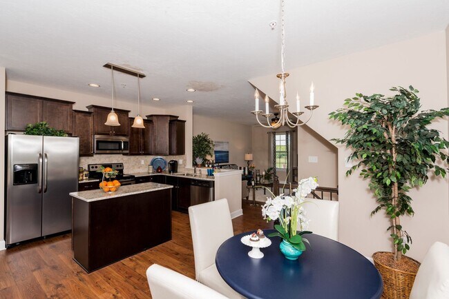 Building Photo - 3 Bedroom Townhome with Garage!