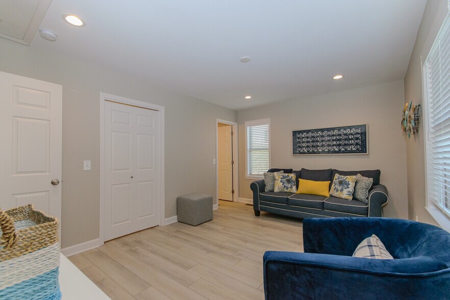 Building Photo - 586 Townhomes Pl