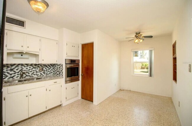 Building Photo - For Rent – Move-In Ready Gem with Modern U...