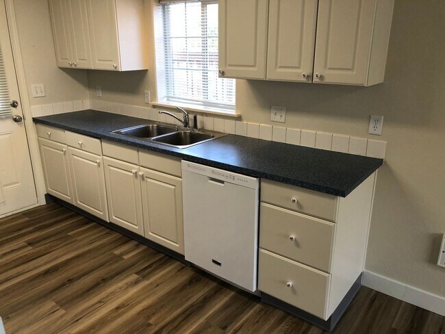 Building Photo - Updated 3 bedroom, 2 bathroom duplex in Sp...