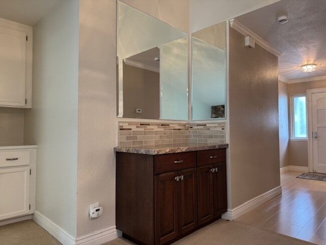 Building Photo - Beautiful 2 bedroom, 2 bath single level t...