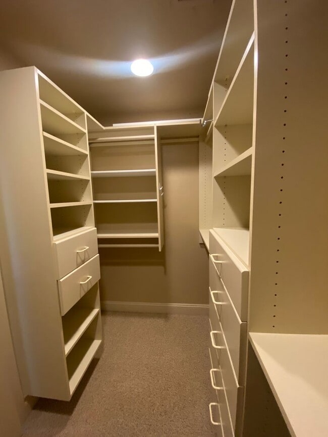 Building Photo - Class and Style! 3 Bed, 2 Bath South Hill ...